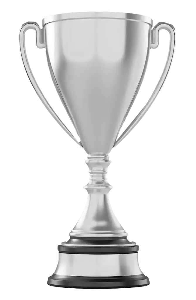 Coupe trophée argentée isolée sur fond sombre, symbole de victoire, de réussite et de succès en compétition.